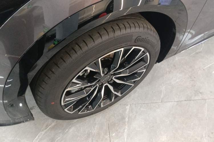 Used Zeekr 7X 2025 100 kWh Long-Range Rear-Wheel Drive with Intelligent Driving Features Left Front Wheel Hub