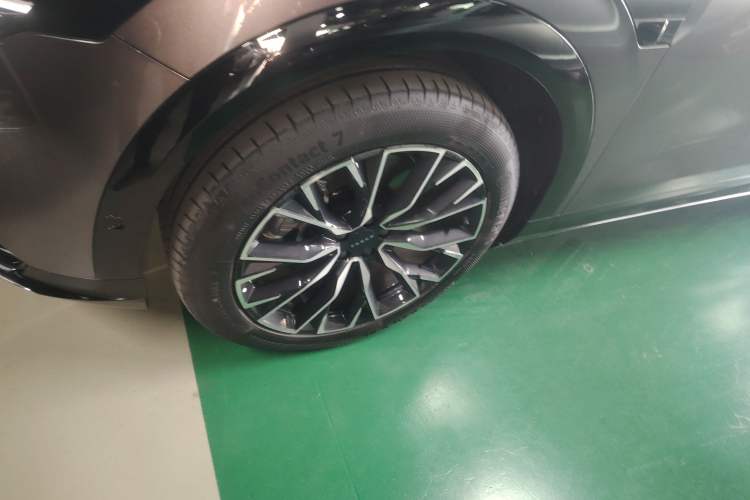 Used Zeekr 7X 2025 75 kWh Rear-Wheel Drive Intelligent Driving Version Left Front Wheel Hub