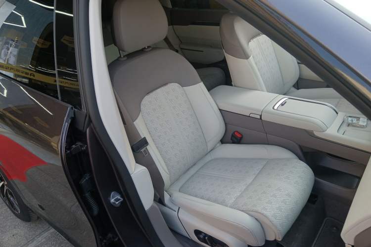 Used Zeekr 7X 2025 100 kWh Long-Range Rear-Wheel Drive with Intelligent Driving Features Right Front Seat