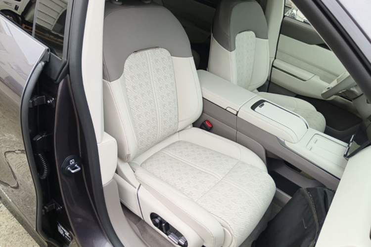Used Zeekr 7X 2025 100 kWh Long-Range Rear-Wheel Drive with Intelligent Driving Features Right Front Seat