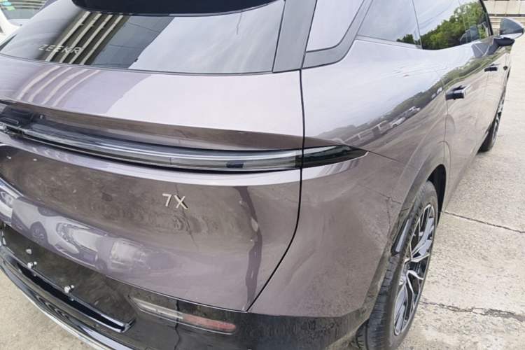 Used Zeekr 7X 2025 100 kWh Long-Range Rear-Wheel Drive with Intelligent Driving Features Right Rear Taillight