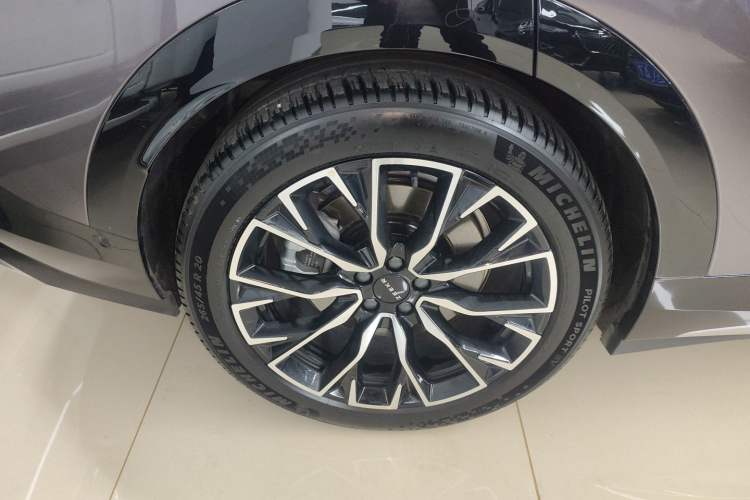 Used Zeekr 7X 2025 100kWh Long-Range All-Wheel Drive Intelligent Driving Version Right Rear Wheel Hub