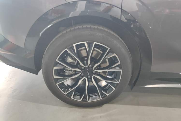 Used Zeekr 7X 2025 100 kWh Long-Range Rear-Wheel Drive with Intelligent Driving Features Right Rear Wheel Hub