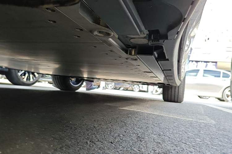 Used Zeekr 7X 2025 75 kWh Rear-Wheel Drive Intelligent Driving Version Right Side Sill