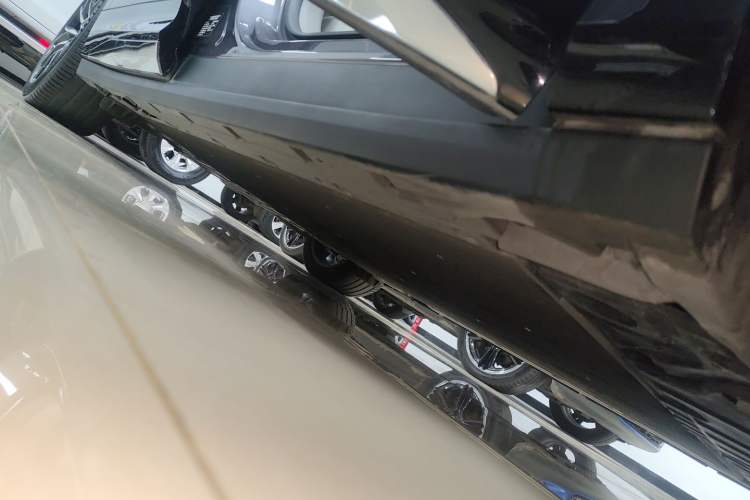 Used Zeekr 7X 2025 100kWh Long-Range All-Wheel Drive Intelligent Driving Version Right Side Sill