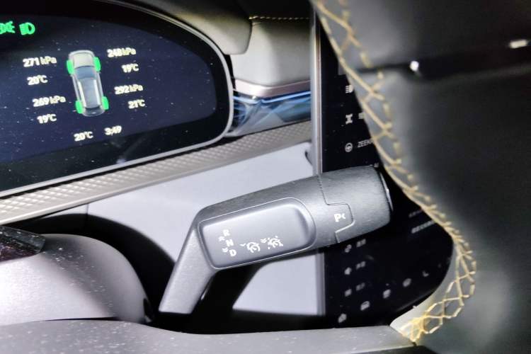 Used Zeekr 7X 2025 100 kWh Long-Range Rear-Wheel Drive with Intelligent Driving Features Gear Lever
