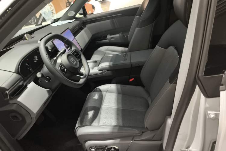 Used Zeekr 7X 2025 100 kWh Long-Range Rear-Wheel Drive with Intelligent Driving Features Left Front Seat