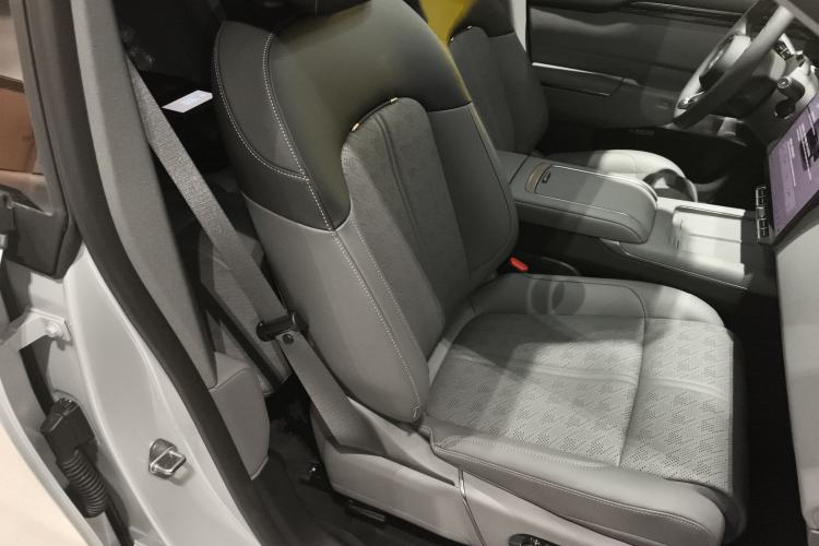 Used Zeekr 7X 2025 100 kWh Long-Range Rear-Wheel Drive with Intelligent Driving Features Right Front Seat
