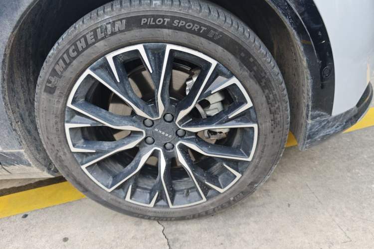 Used Zeekr 7X 2025 75 kWh Rear-Wheel Drive Intelligent Driving Version Right Front Wheel Hub