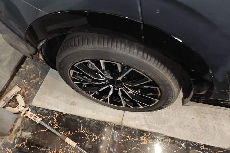 Used Zeekr 7X 2025 75 kWh Rear-Wheel Drive Intelligent Driving Version Right Rear Wheel Hub
