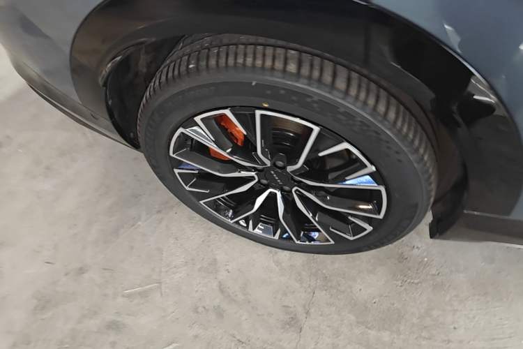 Used Zeekr 7X 2025 75 kWh Rear-Wheel Drive Intelligent Driving Version Right Rear Wheel Hub