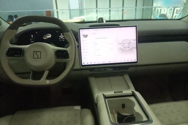 Used Zeekr 7X 2025 100 kWh Long-Range Rear-Wheel Drive with Intelligent Driving Features Center Console