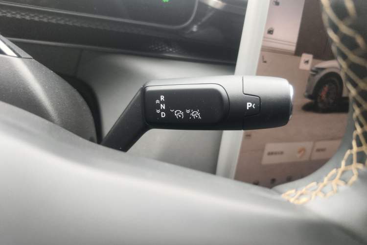 Used Zeekr 7X 2025 100 kWh Long-Range Rear-Wheel Drive with Intelligent Driving Features Gear Lever
