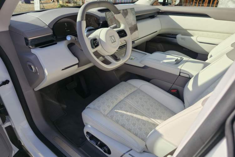 Used Zeekr 7X 2025 100 kWh Long-Range Rear-Wheel Drive with Intelligent Driving Features Interior 1
