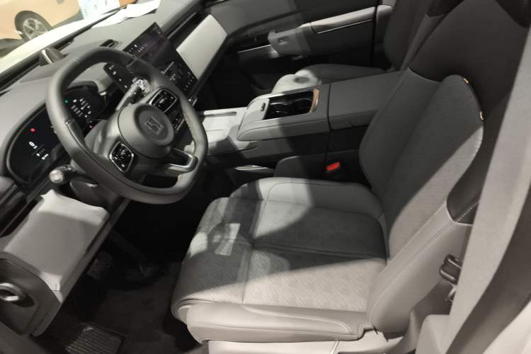 Used Zeekr 7X 2025 100 kWh Long-Range Rear-Wheel Drive with Intelligent Driving Features Left Front Seat