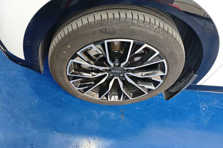 Used Zeekr 7X 2025 75 kWh Rear-Wheel Drive Intelligent Driving Version Left Front Wheel Hub