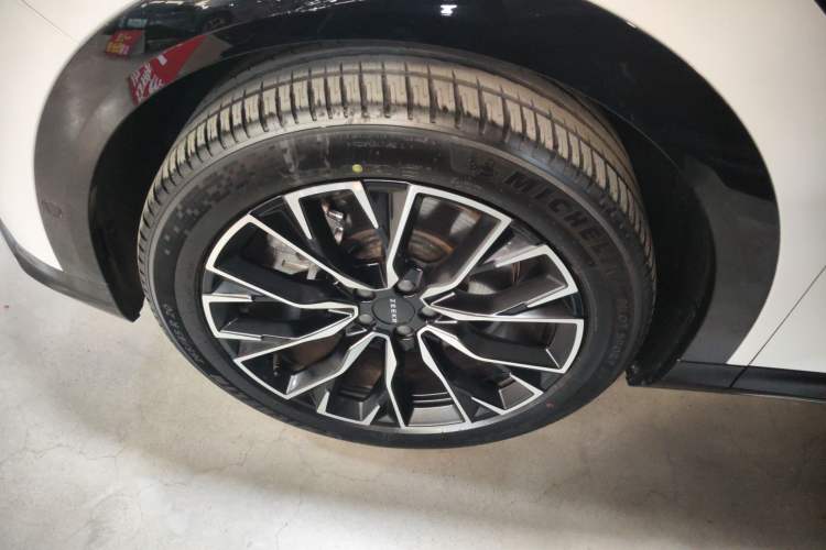 Used Zeekr 7X 2025 100 kWh Long-Range Rear-Wheel Drive with Intelligent Driving Features Left Front Wheel Hub