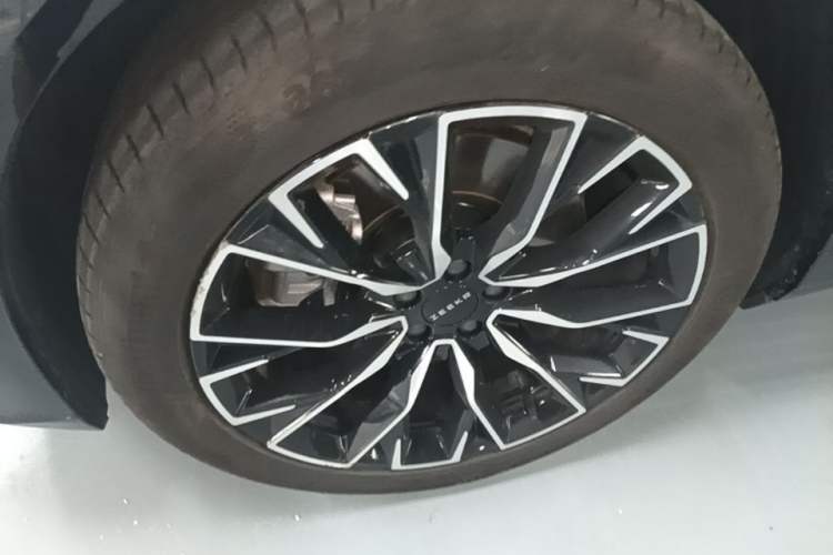 Used Zeekr 7X 2025 100 kWh Long-Range Rear-Wheel Drive with Intelligent Driving Features Left Front Wheel Hub