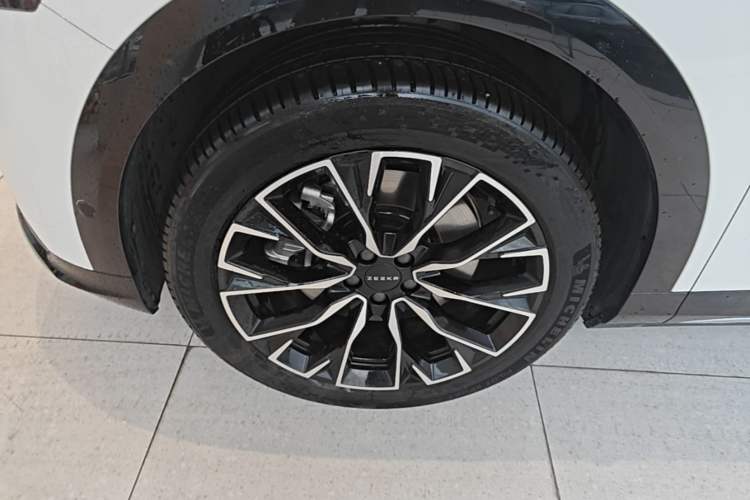 Used Zeekr 7X 2025 75 kWh Rear-Wheel Drive Intelligent Driving Version Left Front Wheel Hub