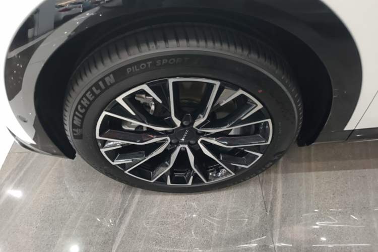Used Zeekr 7X 2025 75 kWh Rear-Wheel Drive Intelligent Driving Version Left Front Wheel Hub