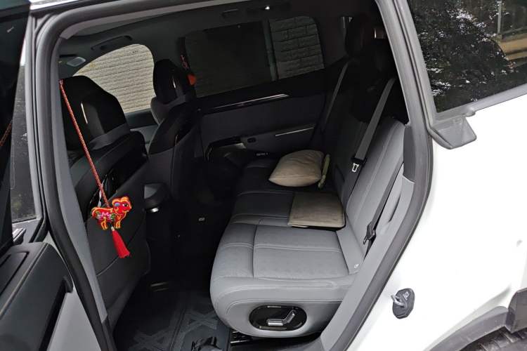 Used Zeekr 7X 2025 100 kWh Long-Range Rear-Wheel Drive with Intelligent Driving Features Left Rear Seat