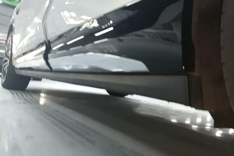 Used Zeekr 7X 2025 100 kWh Long-Range Rear-Wheel Drive with Intelligent Driving Features Left Side Sill