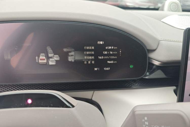 Used Zeekr 7X 2025 100 kWh Long-Range Rear-Wheel Drive with Intelligent Driving Features Odometer Close Up