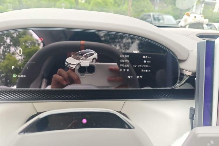 Used Zeekr 7X 2025 75 kWh Rear-Wheel Drive Intelligent Driving Version Odometer Close Up
