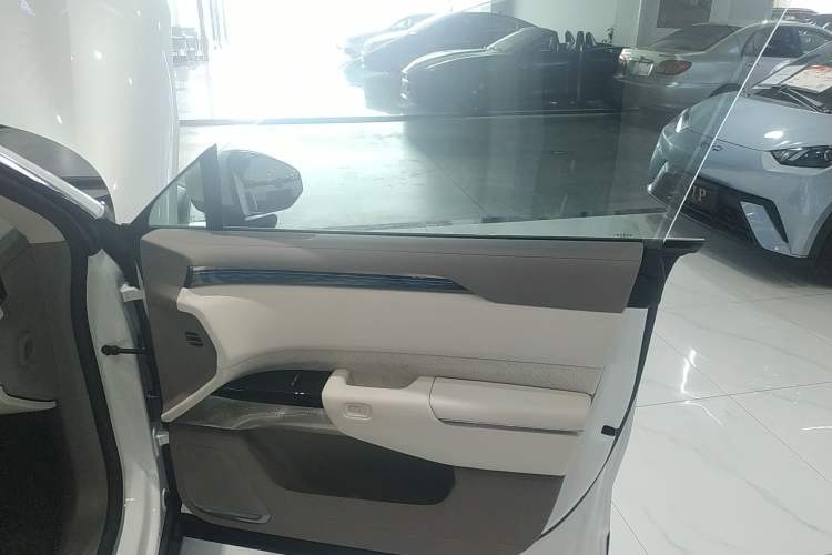 Used Zeekr 7X 2025 75 kWh Rear-Wheel Drive Intelligent Driving Version Right Front Door Interior