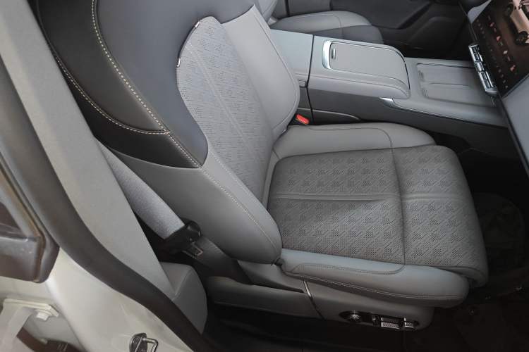 Used Zeekr 7X 2025 75 kWh Rear-Wheel Drive Intelligent Driving Version Right Front Seat