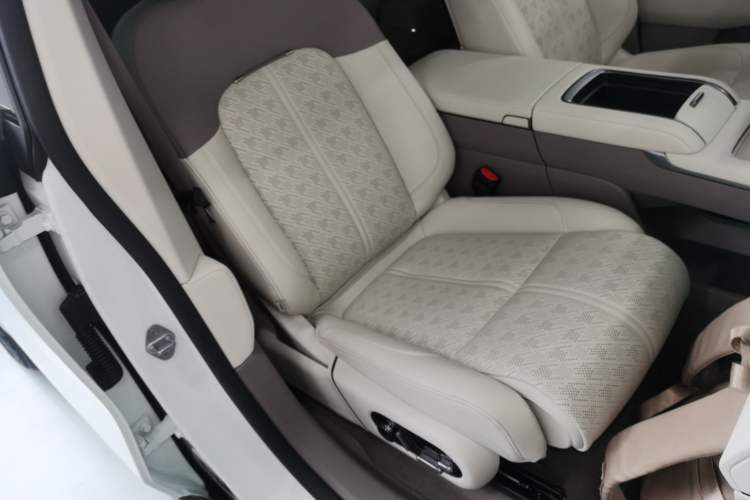Used Zeekr 7X 2025 100 kWh Long-Range Rear-Wheel Drive with Intelligent Driving Features Right Front Seat