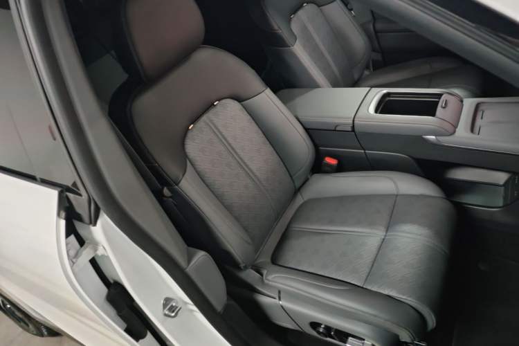 Used Zeekr 7X 2025 100 kWh Long-Range Rear-Wheel Drive with Intelligent Driving Features Right Front Seat