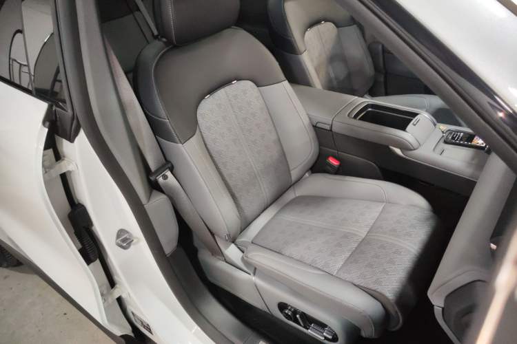 Used Zeekr 7X 2025 100 kWh Long-Range Rear-Wheel Drive with Intelligent Driving Features Right Front Seat