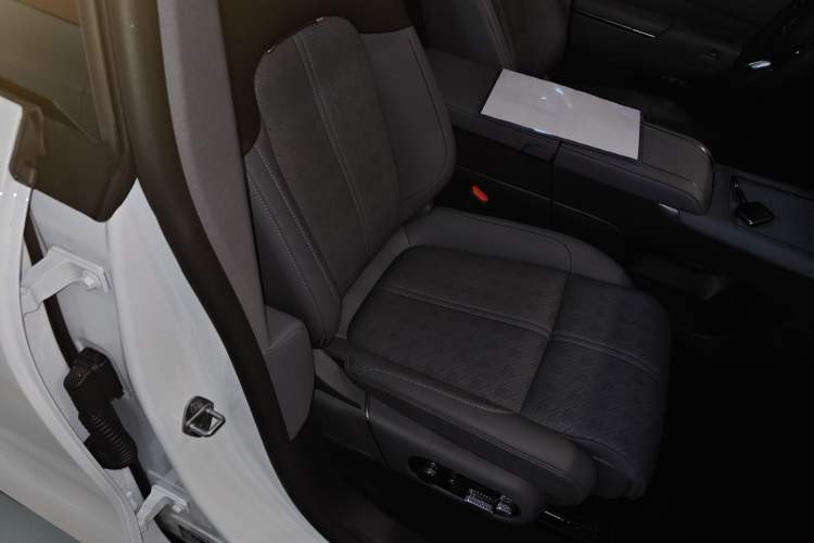 Used Zeekr 7X 2025 100 kWh Long-Range Rear-Wheel Drive with Intelligent Driving Features Right Front Seat
