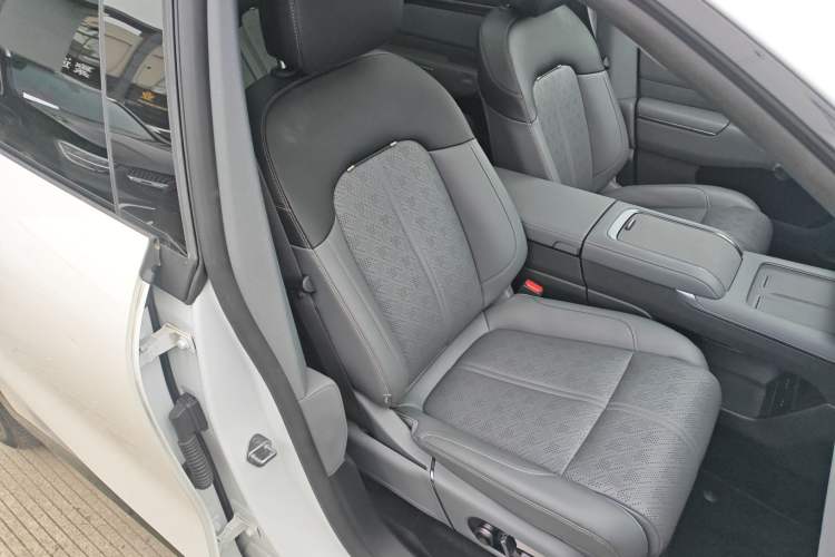 Used Zeekr 7X 2025 100kWh Long-Range All-Wheel Drive Intelligent Driving Version Right Front Seat
