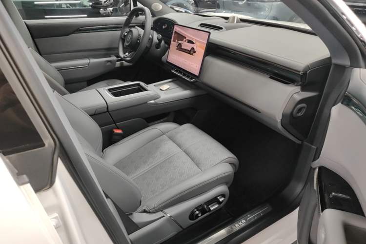 Used Zeekr 7X 2025 100 kWh Long-Range Rear-Wheel Drive with Intelligent Driving Features Right Front Seat
