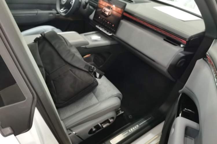 Used Zeekr 7X 2025 100kWh Long-Range All-Wheel Drive Intelligent Driving Version Right Front Seat
