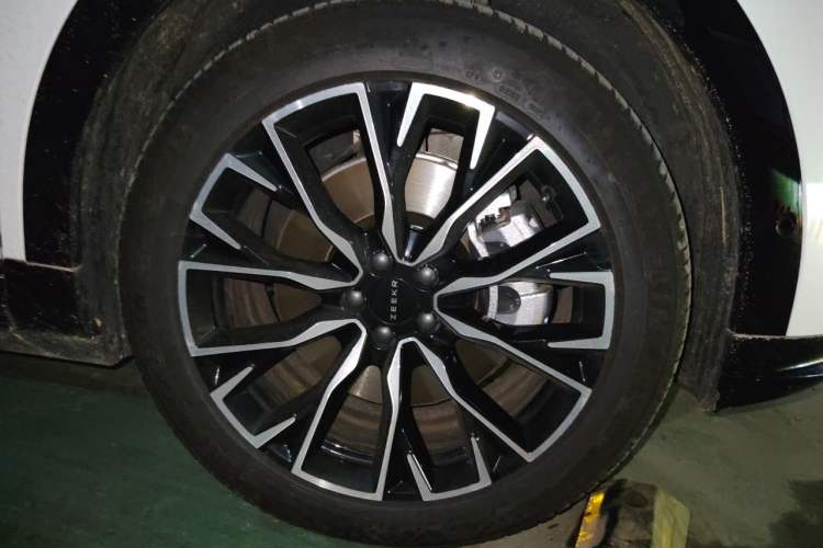 Used Zeekr 7X 2025 75 kWh Rear-Wheel Drive Intelligent Driving Version Right Front Wheel Hub