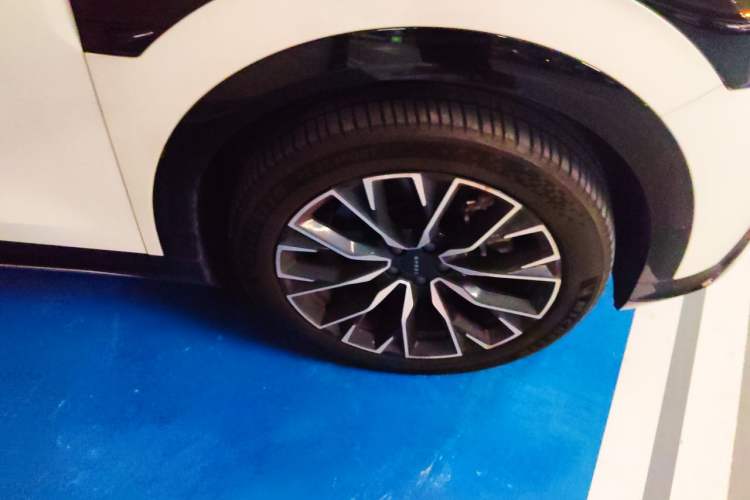 Used Zeekr 7X 2025 75 kWh Rear-Wheel Drive Intelligent Driving Version Right Front Wheel Hub
