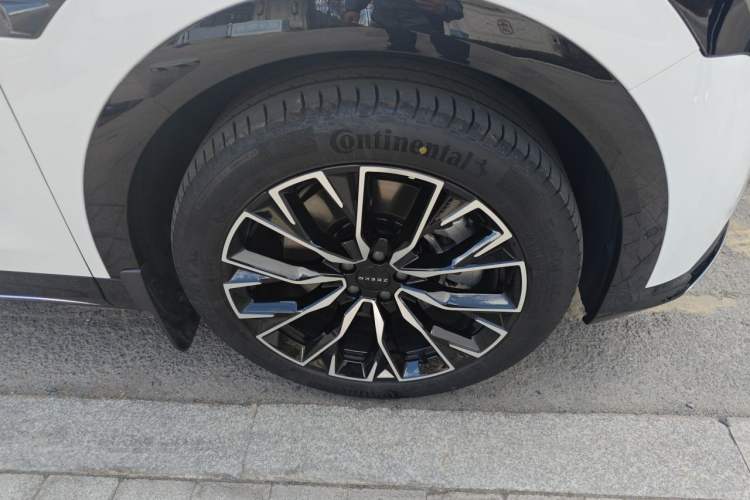 Used Zeekr 7X 2025 100kWh Long-Range All-Wheel Drive Intelligent Driving Version Right Front Wheel Hub
