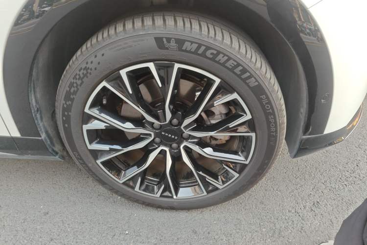 Used Zeekr 7X 2025 75 kWh Rear-Wheel Drive Intelligent Driving Version Right Front Wheel Hub