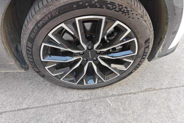 Used Zeekr 7X 2025 75 kWh Rear-Wheel Drive Intelligent Driving Version Right Front Wheel Hub