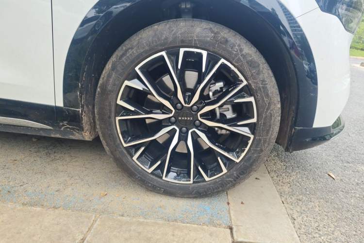Used Zeekr 7X 2025 75 kWh Rear-Wheel Drive Intelligent Driving Version Right Front Wheel Hub