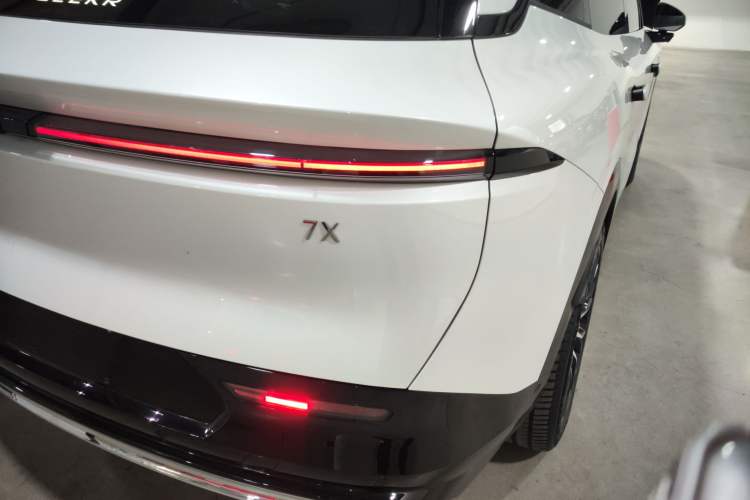 Used Zeekr 7X 2025 100 kWh Long-Range Rear-Wheel Drive with Intelligent Driving Features Right Rear Taillight