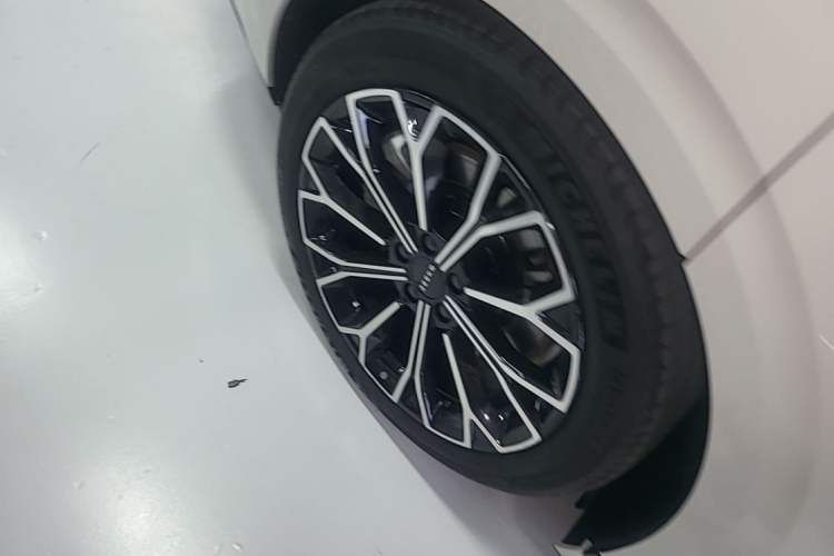 Used Zeekr 7X 2025 100kWh Long-Range All-Wheel Drive Intelligent Driving Version Right Rear Wheel Hub