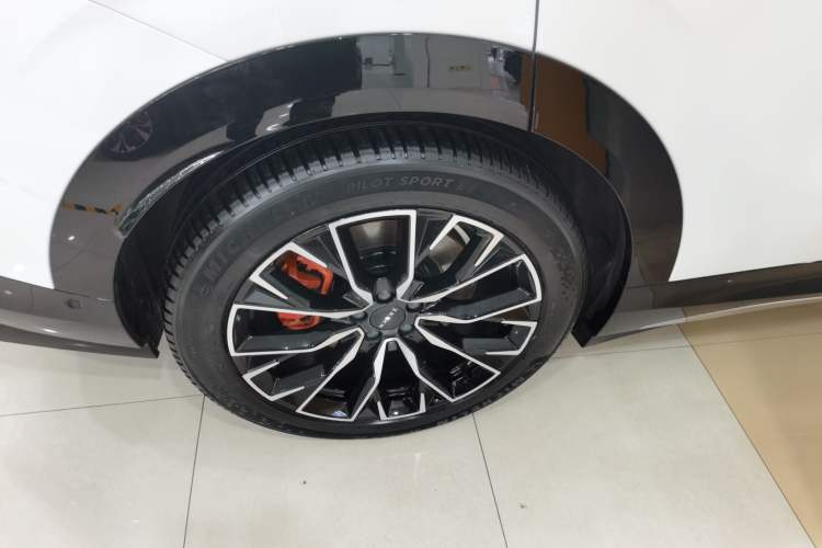 Used Zeekr 7X 2025 100kWh Long-Range All-Wheel Drive Intelligent Driving Version Right Rear Wheel Hub