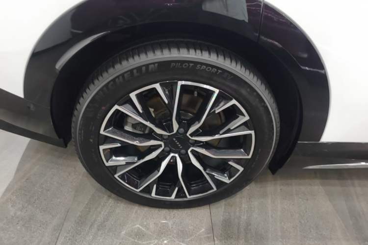 Used Zeekr 7X 2025 75 kWh Rear-Wheel Drive Intelligent Driving Version Right Rear Wheel Hub