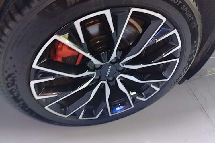 Used Zeekr 7X 2025 75 kWh Rear-Wheel Drive Intelligent Driving Version Right Rear Wheel Hub