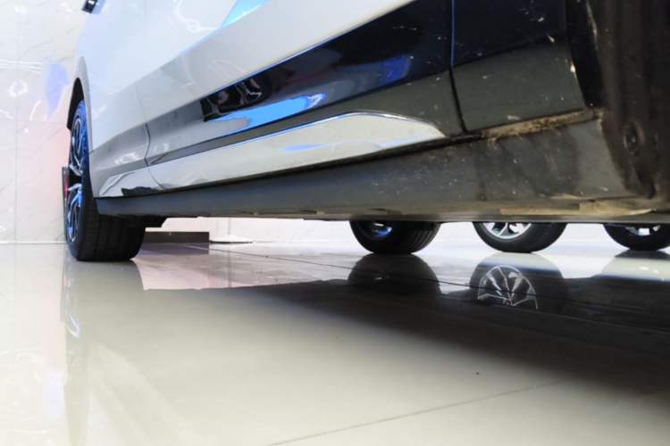 Used Zeekr 7X 2025 75 kWh Rear-Wheel Drive Intelligent Driving Version Right Side Sill