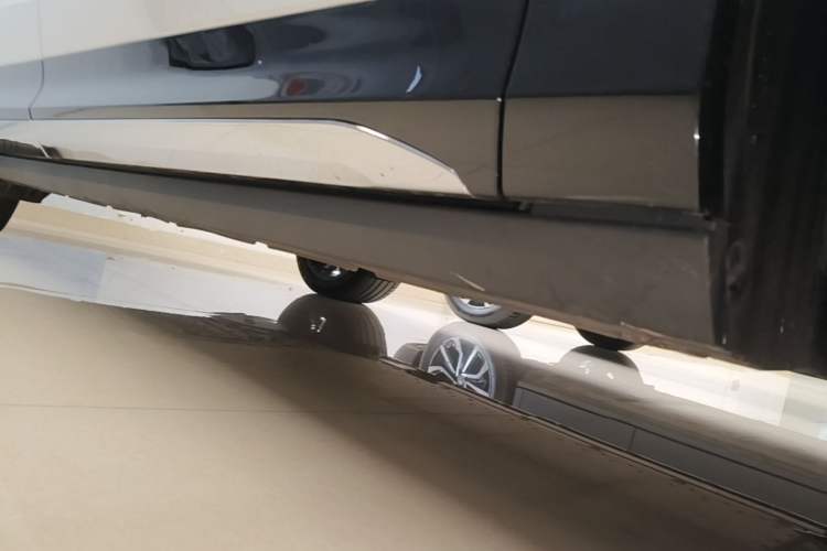 Used Zeekr 7X 2025 75 kWh Rear-Wheel Drive Intelligent Driving Version Right Side Sill